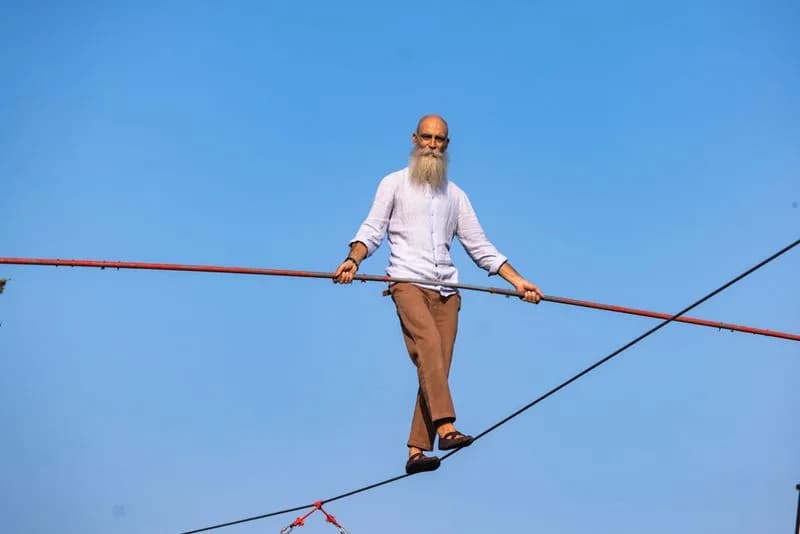 CUORGNE' - Andrea Loreni incanta Cocconato camminando per ottanta metri su un filo d'acciaio - FOTO e VIDEO