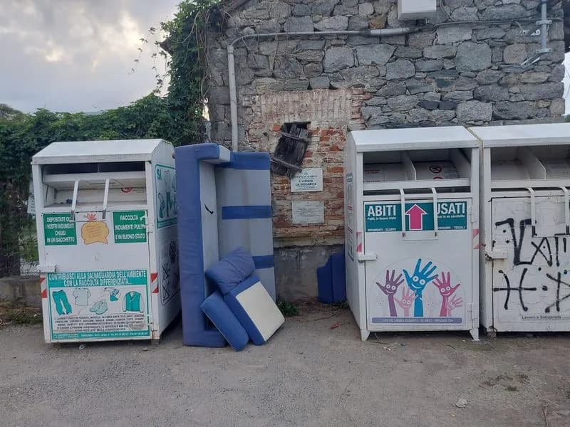 CUORGNE' - Vicino al Ponte Vecchio una discarica a cielo aperto. Il sindaco: «Raggiunto i massimi livelli di inciviltà»