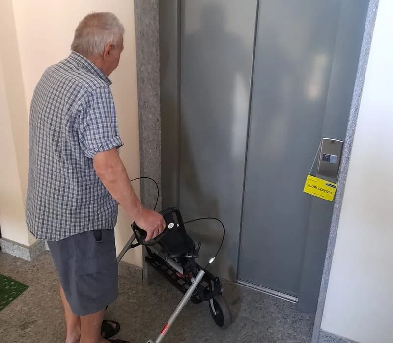 CUORGNE' - L'ascensore è rotto da tempo, la casa popolare diventa una «prigione»: anziani e disabili in difficoltà - FOTO