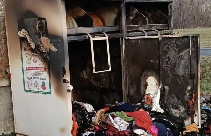 CUORGNE' - Capodanno di fuoco: distrutti i bidoni degli indumenti usati al Ponte Vecchio