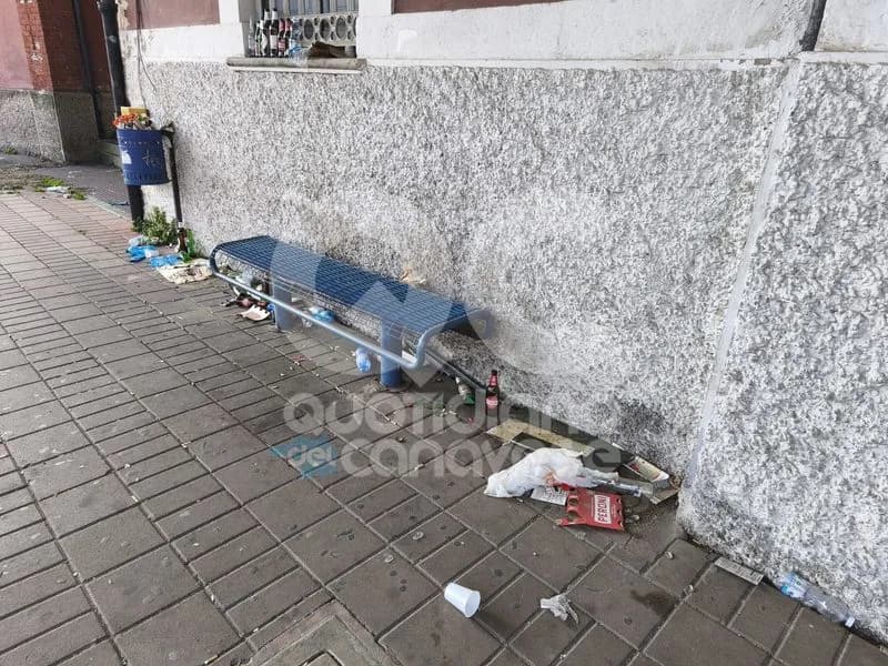 CUORGNE' - Degrado in stazione, vandalismi e schiamazzi notturni in via Torino: rabbia dei residenti - FOTO