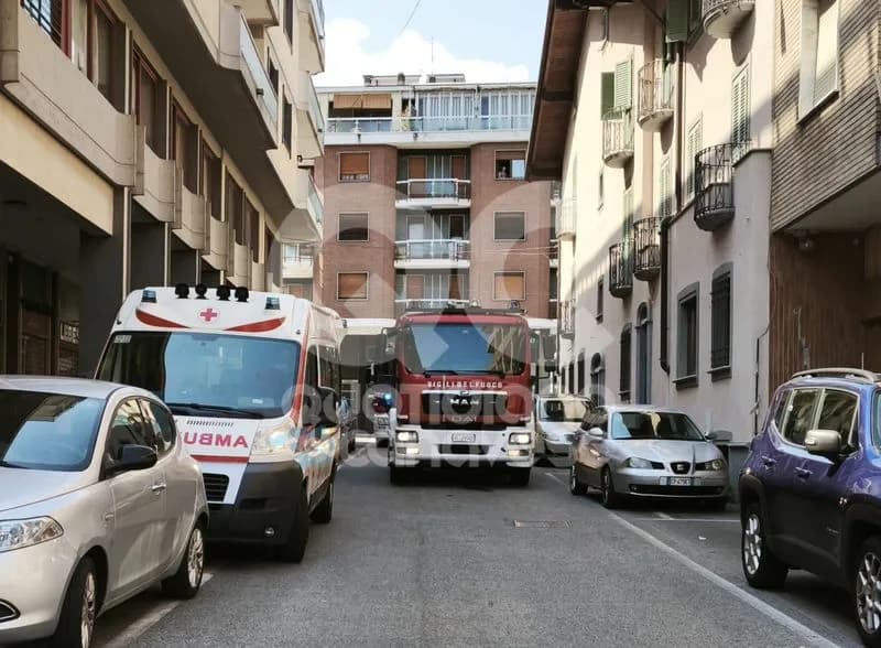 CUORGNE' - Donna bloccata a letto, sola e in difficoltà: intervento di vigili del fuoco e Croce Rossa - FOTO