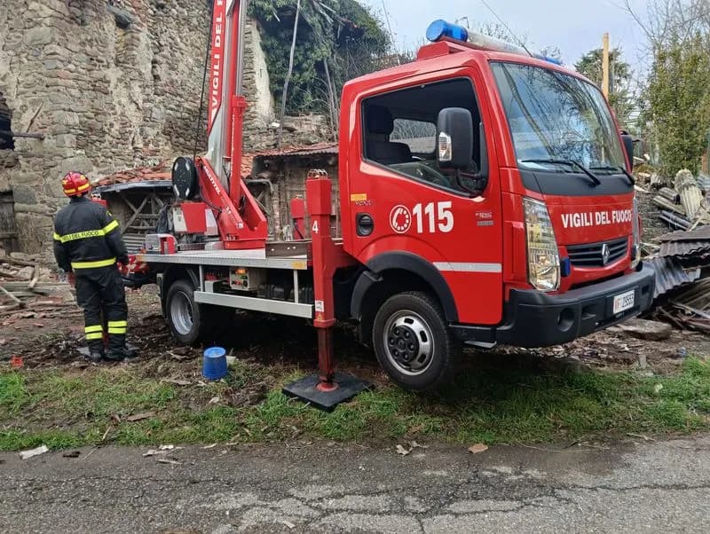 CUORGNE' - Edifici disabitati a rischio crollo, chiusa a Priacco la provinciale per la Valle Sacra - FOTO