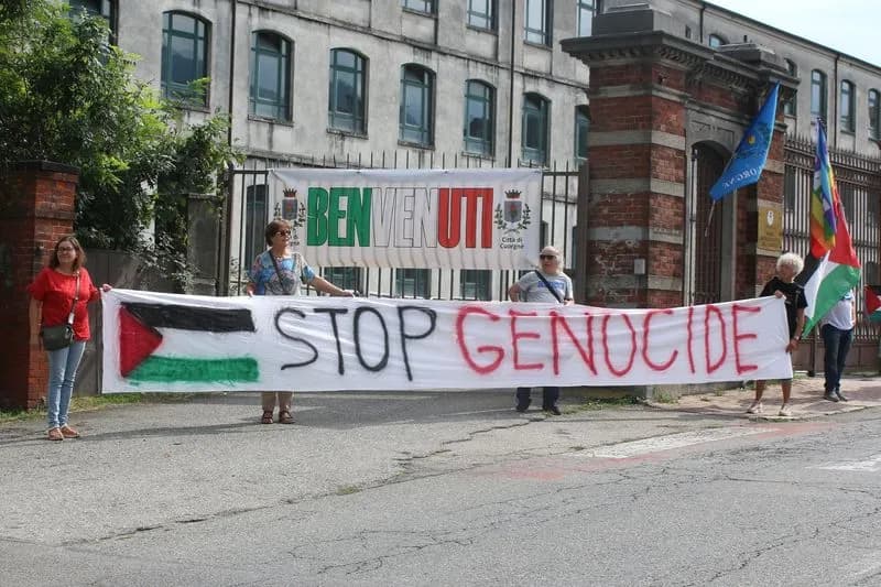 CANAVESE - Bandiere della Palestina e striscioni per Gaza al passaggio dei ciclisti della Vuelta - FOTO