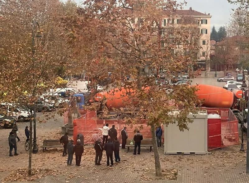 CUORGNE' - Partiti i lavori in piazza Martiri per il nuovo hub turistico: servirà 27 comuni e costerà 140mila euro