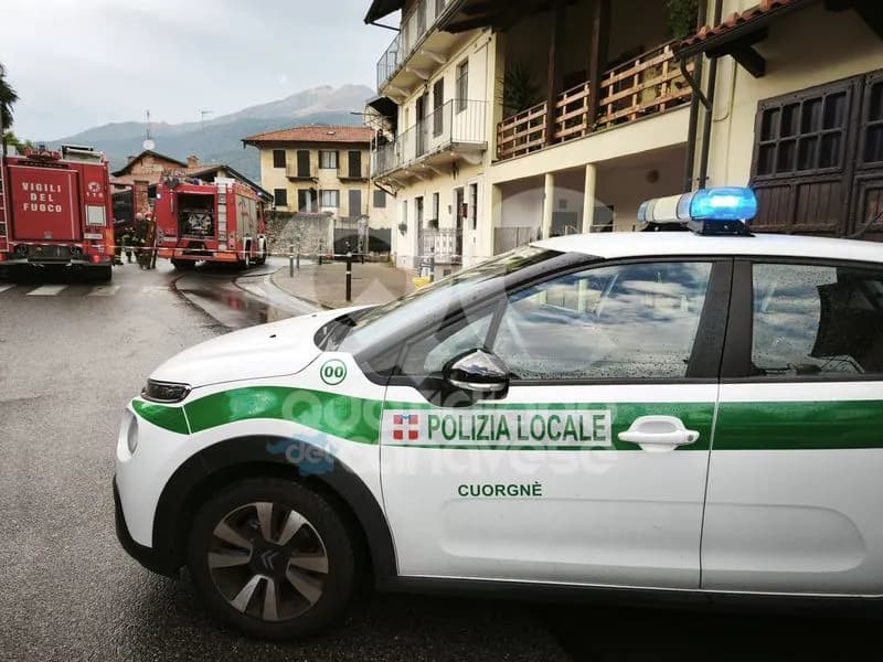 CUORGNE' - Incendio in un'abitazione di piazza IV Novembre, intervento dei vigili del fuoco e polizia locale - FOTO