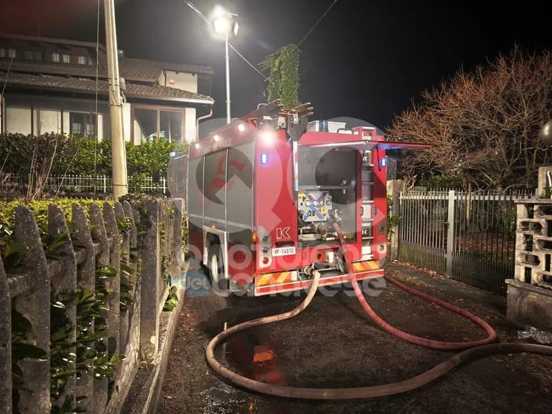 CUORGNE' - Incendio in una villetta di Salto, intervento in forze dei vigili del fuoco - FOTO e VIDEO