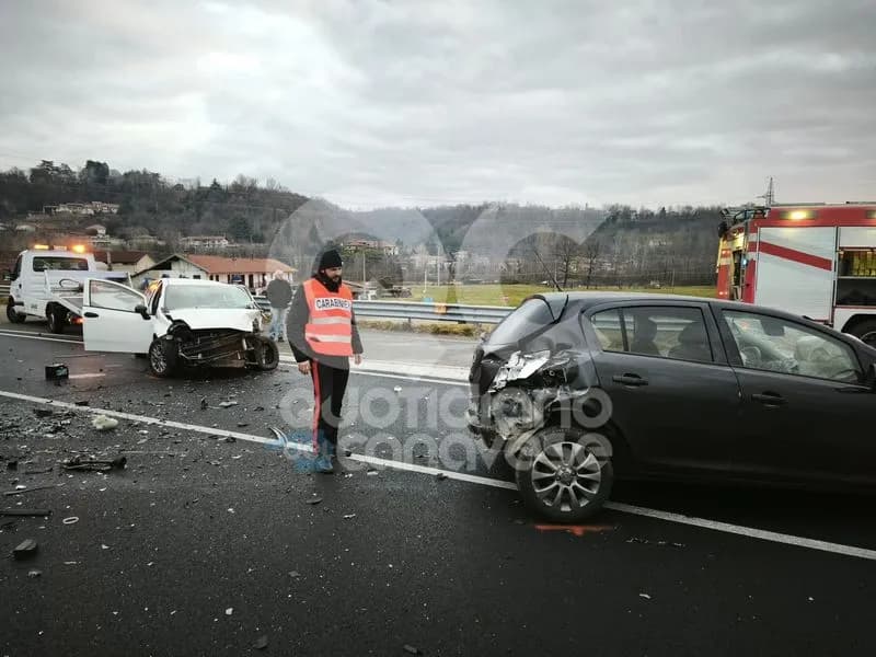 CUORGNE' - Brutto incidente sulla circonvallazione: due feriti ricoverati a Ivrea - FOTO e VIDEO