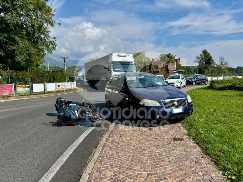 CUORGNE' - Auto contro moto, incidente alla rotonda davanti all'Ipercoop: un ferito - FOTO