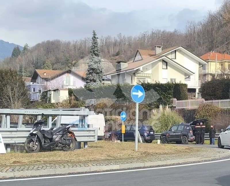 CUORGNE' - Incidente alla rotonda sulla 460: ferito uno scooterista