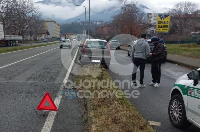 CUORGNE' - Si schianta in l'auto contro lo spartitraffico in via Brigate Partigiane