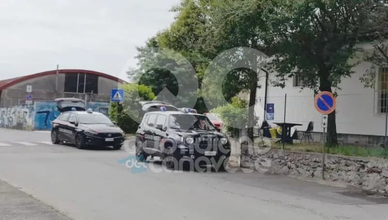 CUORGNE' - Botte in casa, intervengono due pattuglie dei carabinieri e un'ambulanza: un uomo ferito portato in ospedale