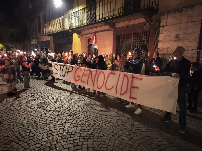 CUORGNE' - Luci sulla Palestina, una fiaccolata e un flash mob davanti all'ospedale per la pace - FOTO