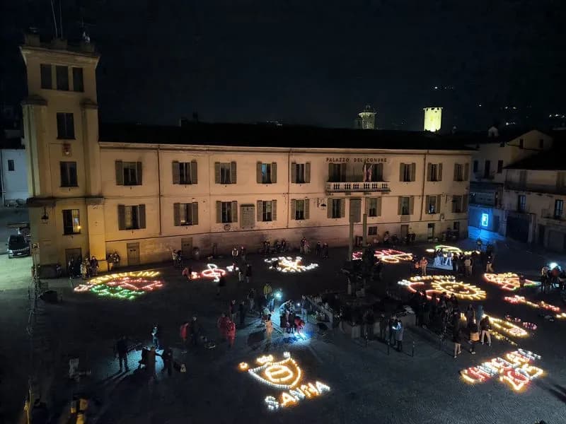 CUORGNE' - La notte delle candele ha illuminato piazza Morgando - FOTO