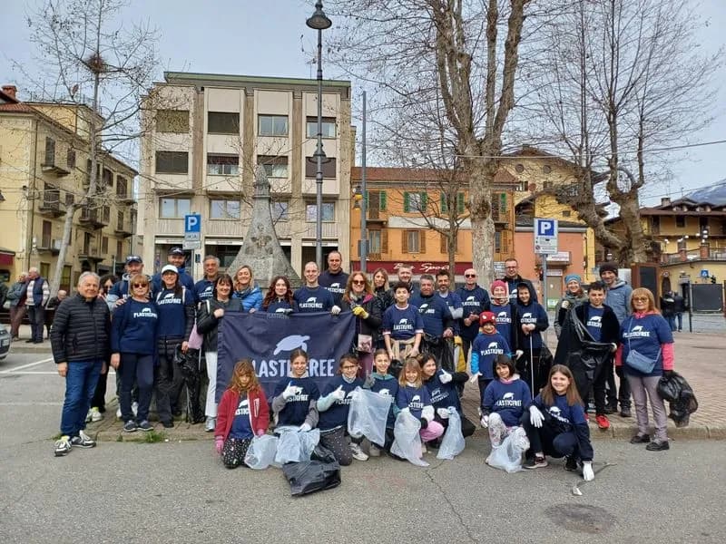 CUORGNE' - Il centro storico e la zona della stazione ripulite da 100 chili di rifiuti e un mare di mozziconi di sigarette - FOTO