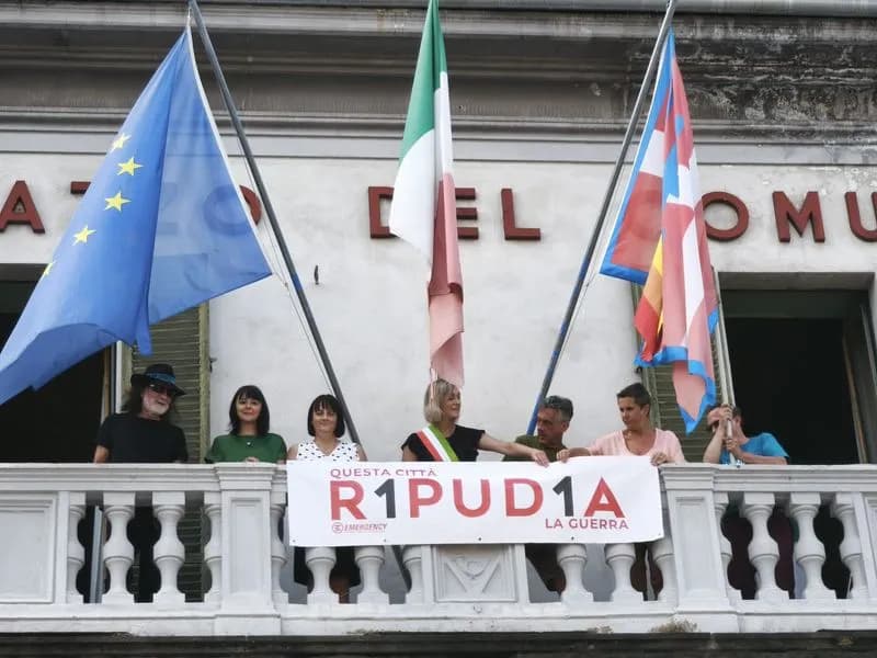 CUORGNE' - La città «R1pud1a» la guerra e aderisce alla campagna per la pace di Emergency - FOTO e VIDEO