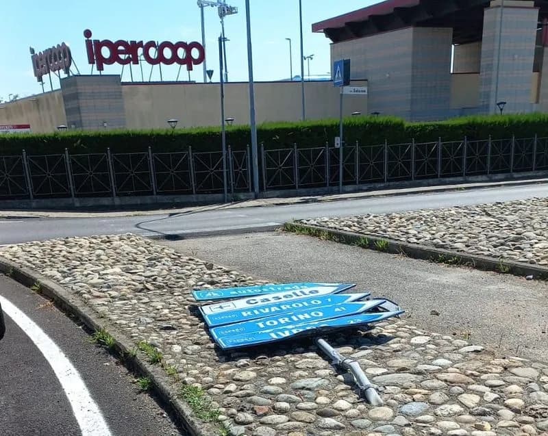 CUORGNE' - Abbatte con l'auto i segnali stradali alla rotonda e scappa: rintracciata e multata dalla polizia locale