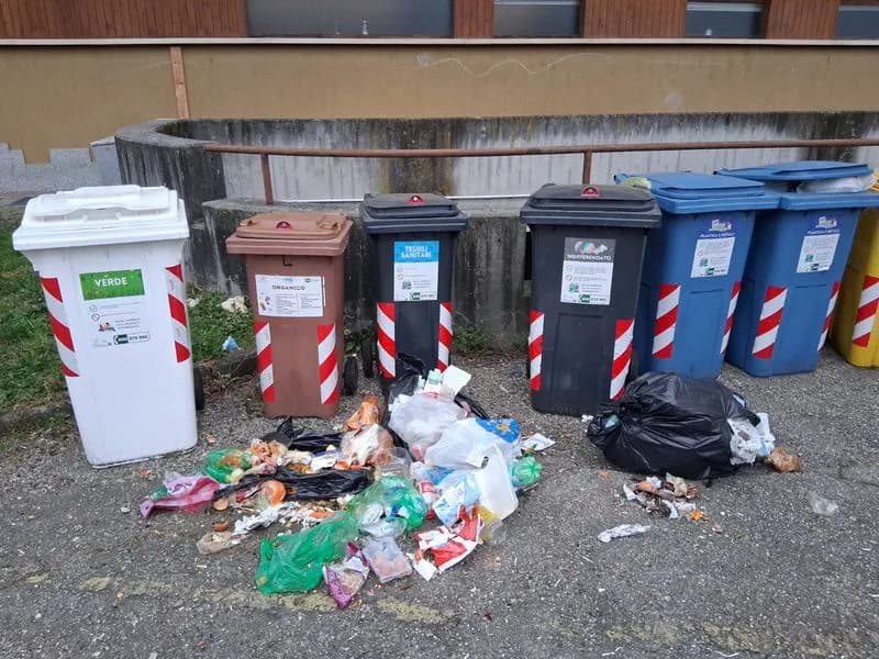 CUORGNE' - Sacchi di immondizia abbandonati e squarciati fuori dai cassonetti vicino al poliambulatorio - FOTO