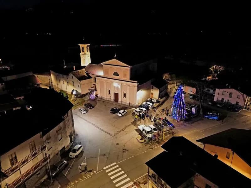 CUORGNE' - Il super albero di Natale illumina Salto - FOTO