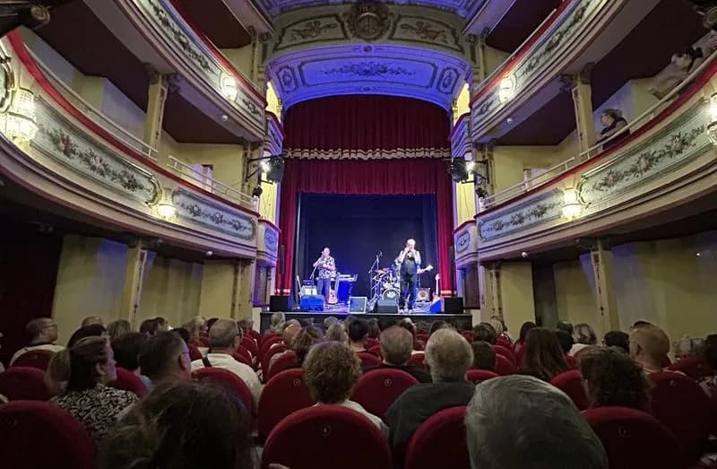 CUORGNE' - Indagine lampo dei carabinieri, già identificati i vandali del teatro Pinelli