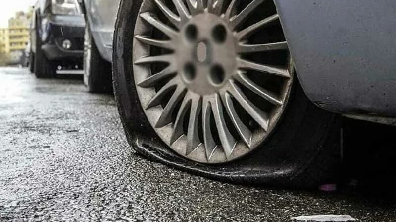 CUORGNE' - Raid vandalico in via Torino: tagliate le gomme a decine di auto parcheggiate