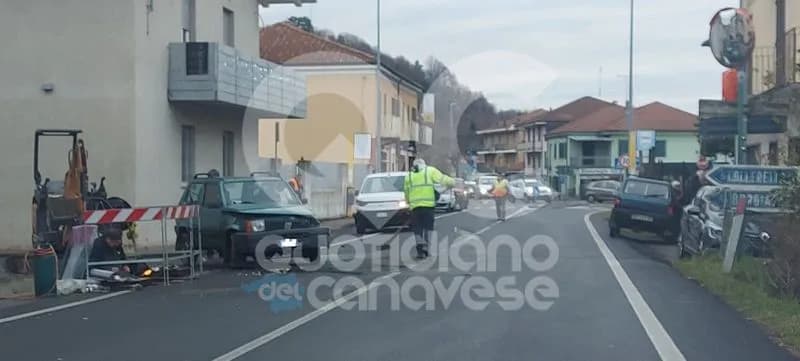 CUORGNE' - Schianto all'incrocio tra via Bruno Buozzi e via Valle Sacra: due auto coinvolte - FOTO