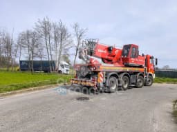 FAVRIA-BUSANO - Autista tradito dal navigatore satellitare, camion resta incastrato nel fosso - FOTO