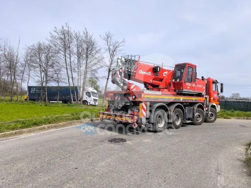 FAVRIA-BUSANO - Autista tradito dal navigatore satellitare, camion resta incastrato nel fosso - FOTO