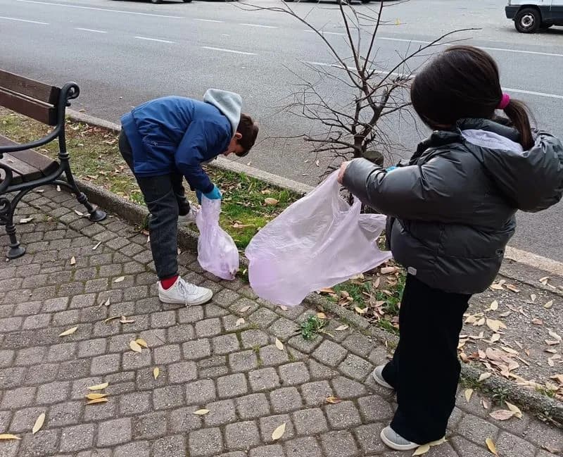 FAVRIA - Due giovani fratelli ripuliscono le strade dai rifiuti, il sindaco: «Bellissimo esempio di responsabilità civica»