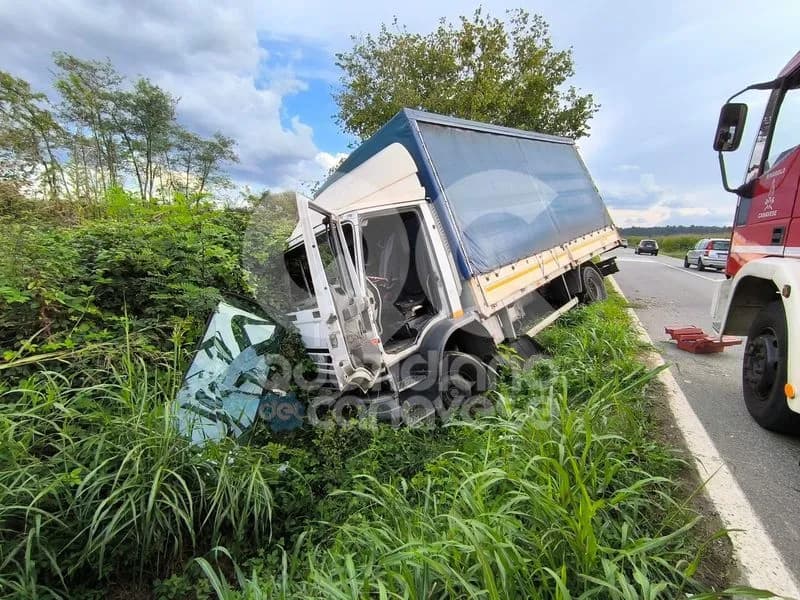 FAVRIA-FRONT - Schianto sulla provinciale: finisce con il camion nel fosso - FOTO e VIDEO