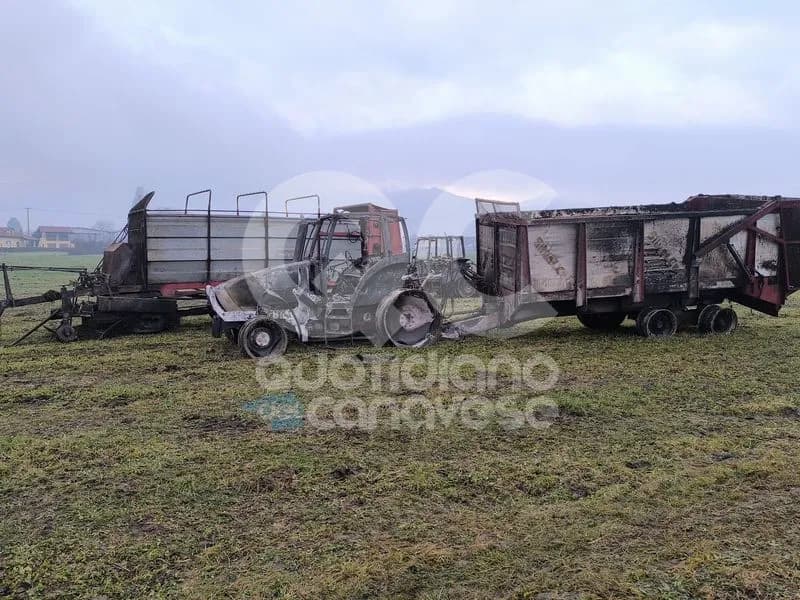 FAVRIA - Incendio cascina in borgata Santissima Annunziata: a fuoco centinaia di rotoballe - FOTO