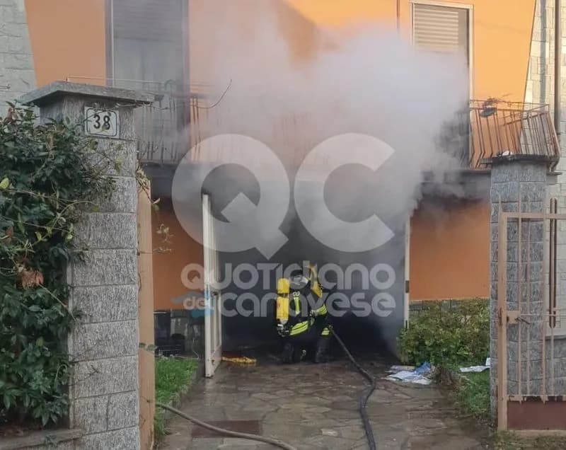 FAVRIA - Incendio in un garage di via Cesare Battisti: intervento dei vigili del fuoco - FOTO