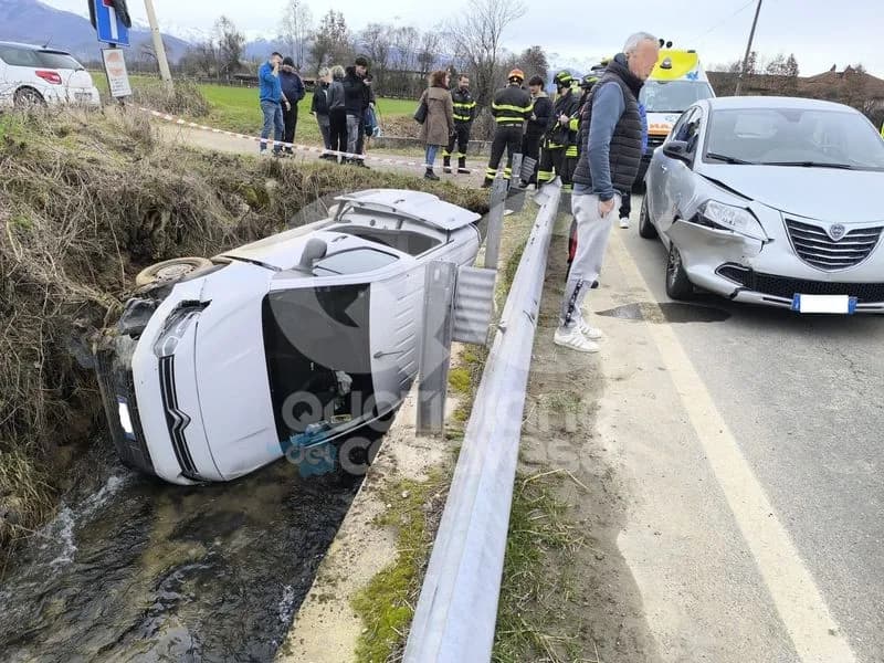 FAVRIA - Schianto in borgata Chiarabaglia, furgone finisce ruote all'aria nel canale - FOTO