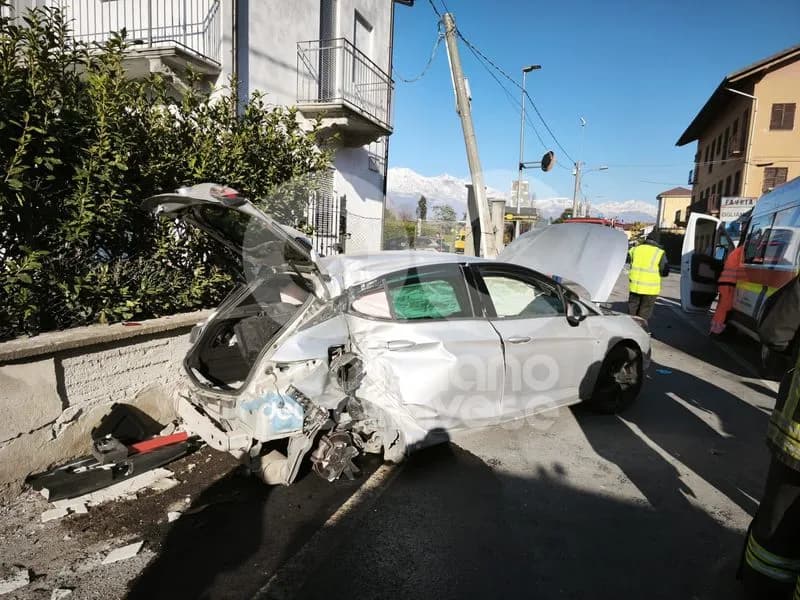 FAVRIA-OGLIANICO - Brutto incidente in via Bertano: due automobilisti feriti - FOTO e VIDEO