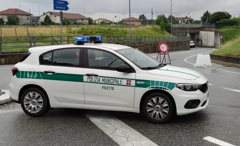 FELETTO - Senza patente, senza assicurazione, senza revisione: super multa per un automobilista beccato dalla polizia locale