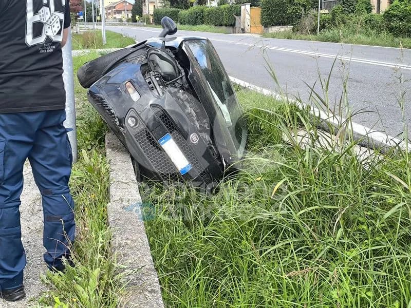 FELETTO - Schianto sulla 460: esce di strada con l'auto e finisce ruote all'aria nel fossato - FOTO