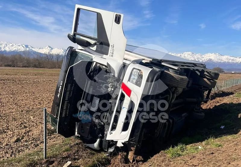 CAMION RIBALTATO IN A5 - Lo schianto tra San Giorgio Canavese e Volpiano: autista bloccato nella cabina - FOTO