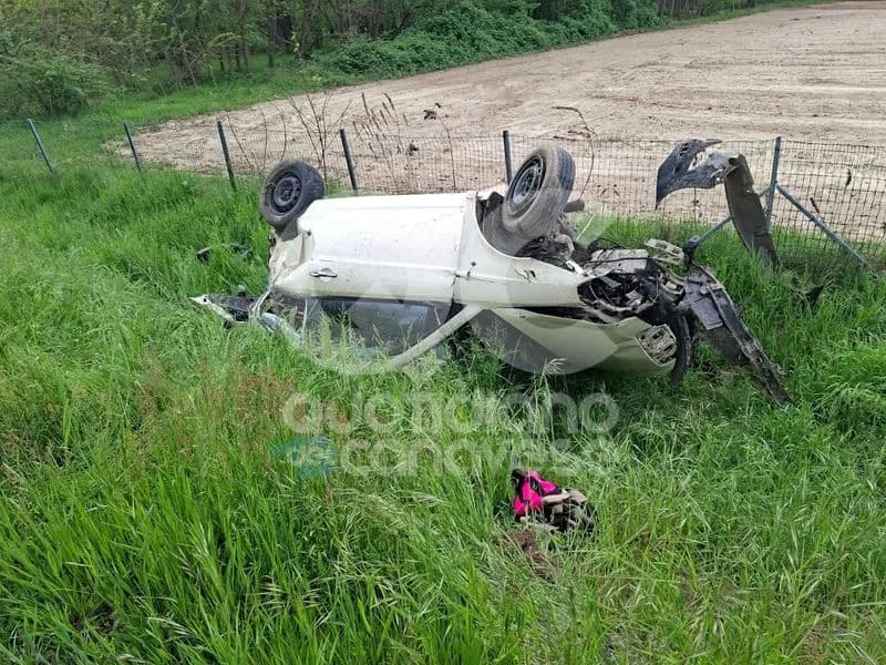 SCHIANTO SULL'AUTOSTRADA - Vettura distrutta fuori strada, automobilista ferita in condizioni serie - FOTO