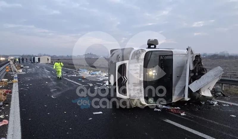INCIDENTE SULLA A5 - Chiusa l'autostrada tra Volpiano e San Giorgio Canavese: camion e furgone ribaltati - FOTO