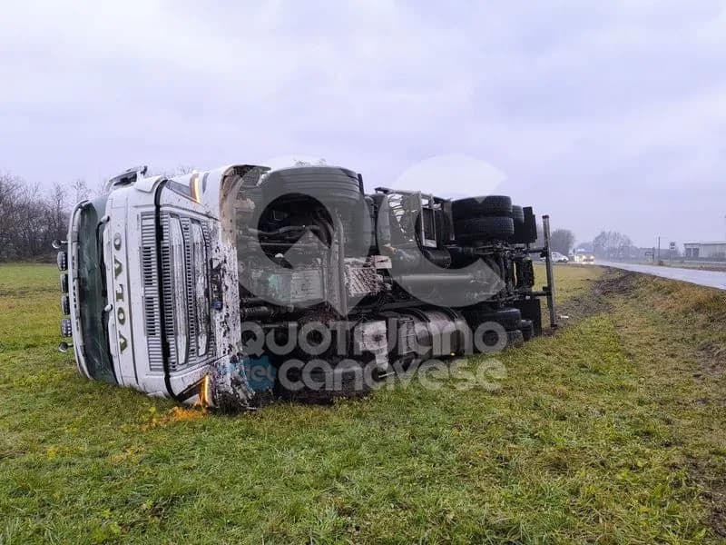 FOGLIZZO - Incidente sulla provinciale 40: esce di strada con il camion che si ribalta - FOTO