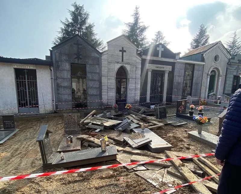 FORNO CANAVESE - Tombe e marmi a pezzi, lapidi lasciate a terra: cittadini indignati per lo scempio al cimitero