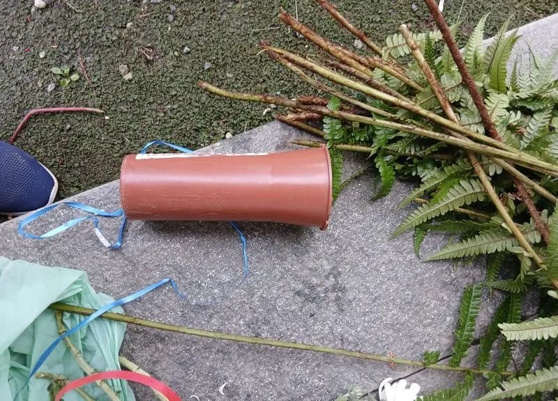 FORNO CANAVESE - Ladri di fiori e vasi in azione al cimitero: rabbia sui social per il vergognoso raid