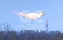 FRASSINETTO - Vasto incendio boschivo al Berchiotto: anche un canadair contro le fiamme - FOTO