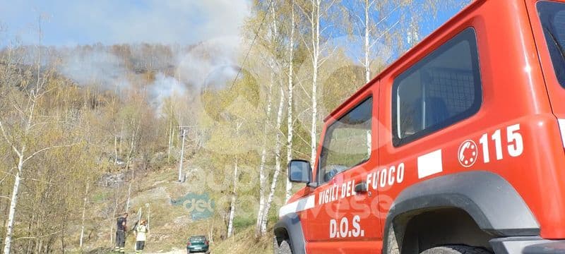 FRASSINETTO - Vasto incendio boschivo al Berchiotto: vigili del fuoco, Aib e l'elicottero in azione contro le fiamme - FOTO