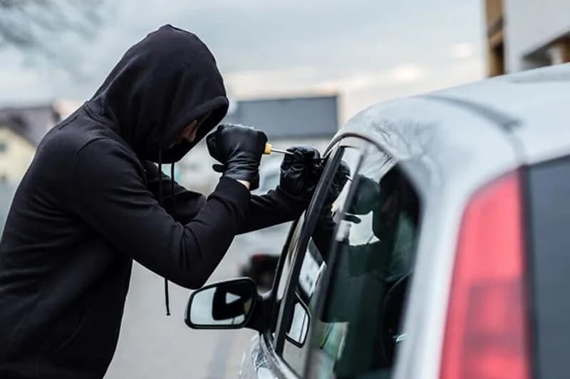 LEINI'-FRASSINETTO - Vetri in frantumi e auto nel mirino dei ladri: blitz al cimitero e a Pian del Lupo