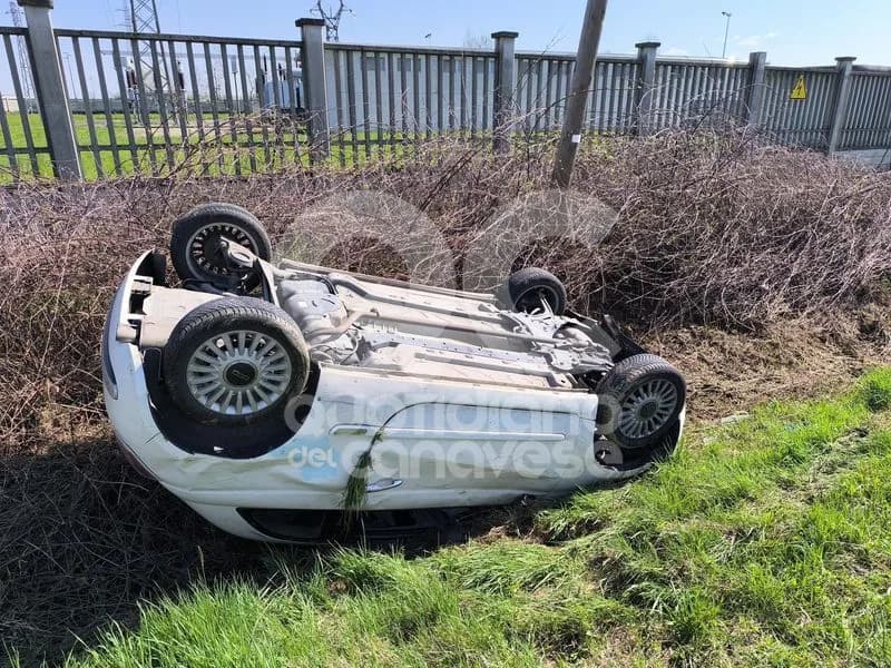 FRONT-BUSANO - Brutto incidente sulla provinciale, auto ruote all'aria: ferita una ragazza di Rivara - FOTO