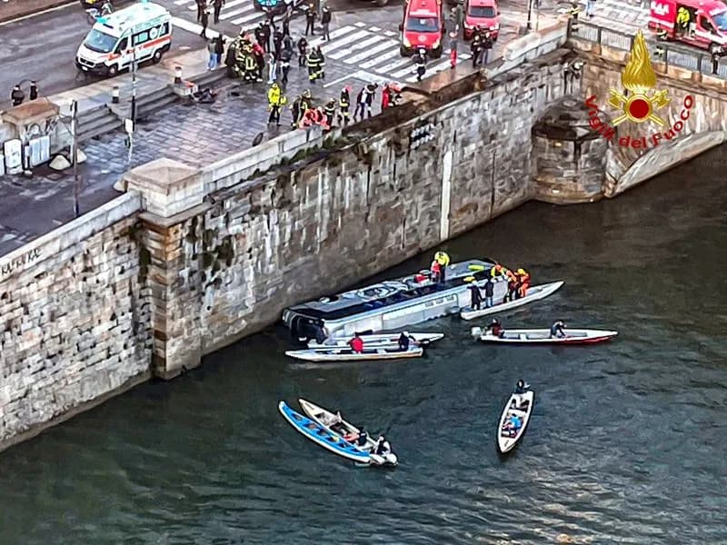 TORINO - Pullman cade nel Po, morto l'autista - FOTO