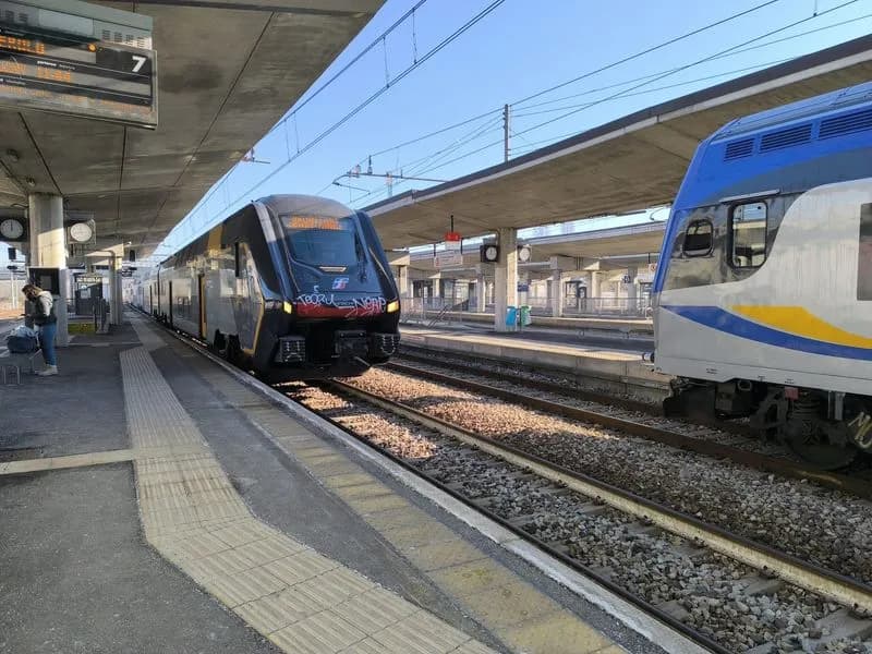 DRAMMA ALLA STAZIONE DI SETTIMO - Persona sotto un treno, circolazione ferroviaria bloccata su tutte le linee