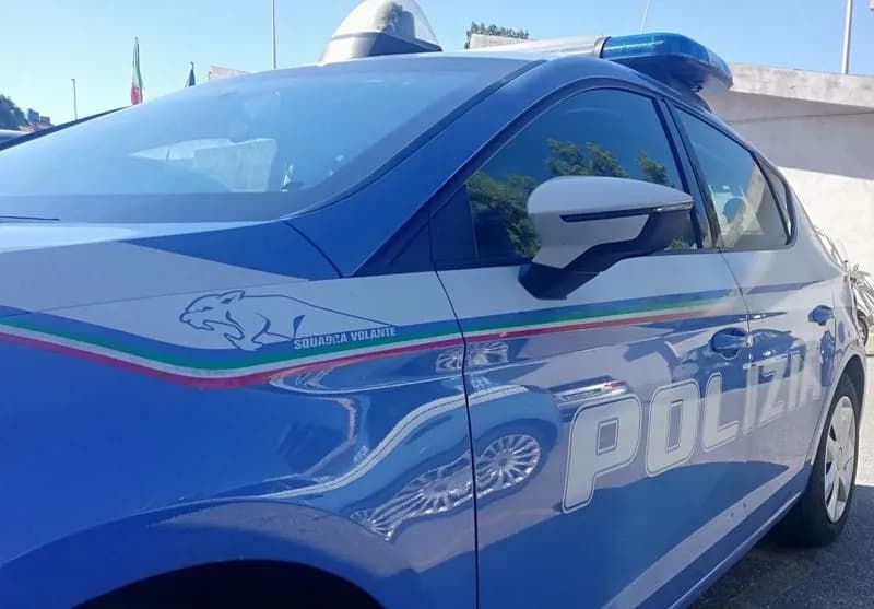 IVREA - Ubriaco, sale sul cofano di un'auto in sosta per prendere a calci il parabrezza: arrestato dalla polizia