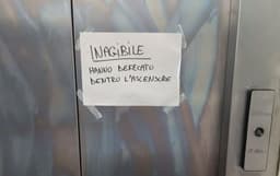 IVREA - L'ascensore dell'ospedale trasformato in un bagno pubblico: ora è inagibile